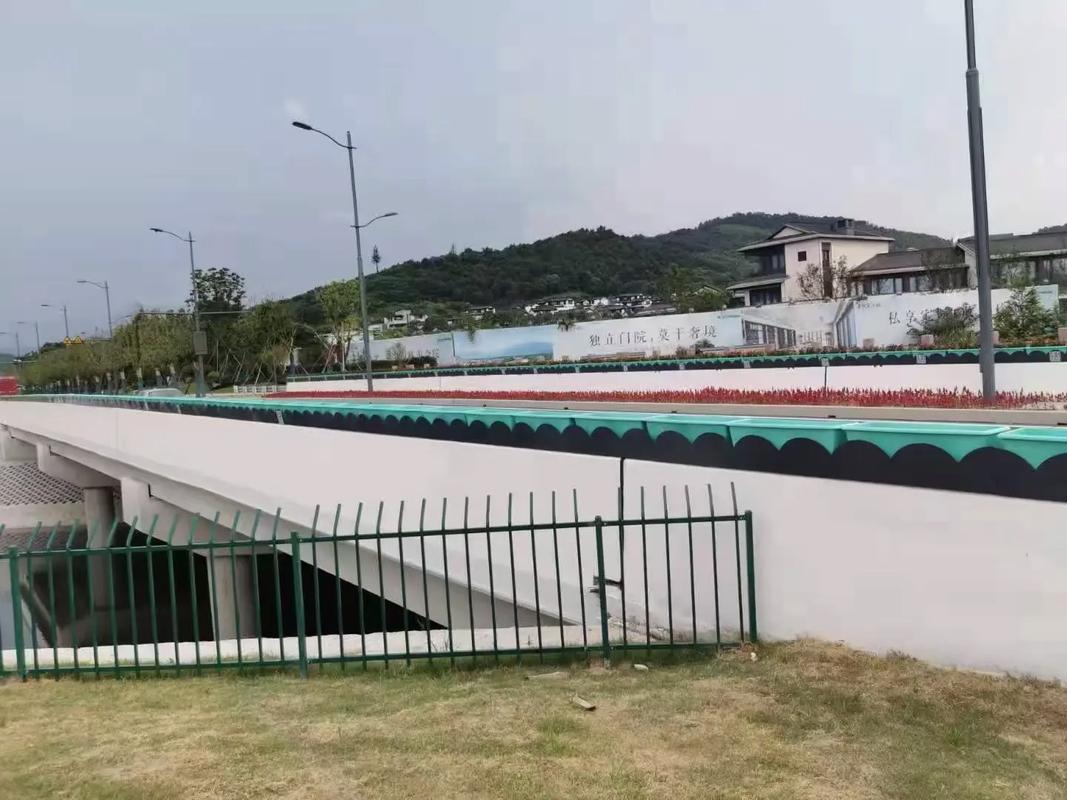 北京大兴国际机场周边及高速公路出入口花箱定制#泉州良一工艺品有限公司标杆工程案例