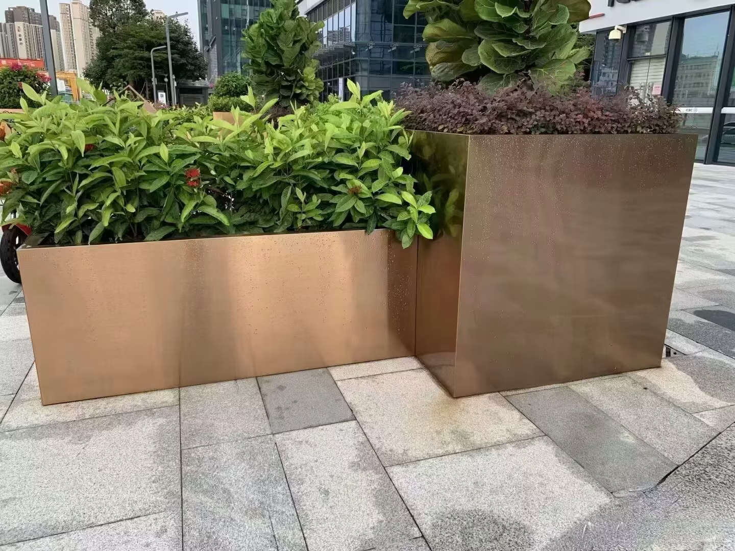 无锡太湖鼋头渚景区及蠡湖之光花箱定制项目：泉州良一工艺品有限公司标杆工程案例