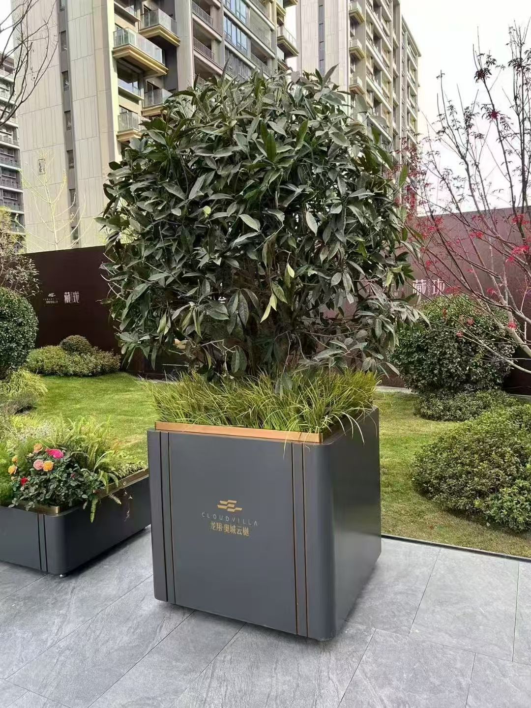 泸州“酒城大道”及滨江公园景观花箱定制项目：泉州良一工艺品有限公司标杆工程案例